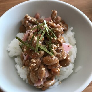 ハムと粉チーズの納豆ごはん